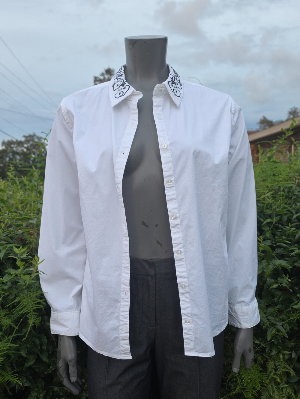 Norm Thompson (India) Ladies' White Embroidered Cotton Shirt W/Removable Collar